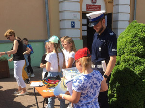 Policjanci podczas zajęć profilaktycznych z uczniami szkoły