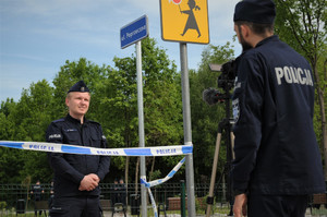 Policjanci ćwiczą udzielanie mediom informacji na miejscu zdarzenia