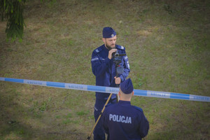 Policjanci ćwiczą udzielanie mediom informacji na miejscu zdarzenia