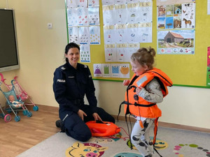 Policjantka podczas zajęć profilaktycznych w przedszkolu