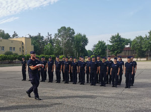 Policjanci podczas ćwiczeń musztry