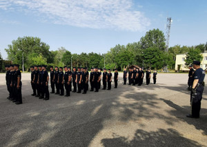 Policjanci podczas ćwiczeń musztry