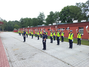 Policjanci WRD podczas zajęć z ręcznej regulacji ruchu drogowego