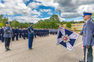 Oddanie honorów przed sztandarem przez I Zastępcę Komendanta Głównego Policji