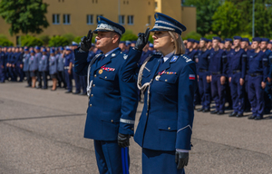 Oddanie honorów przez I Zastępcę Komendanta Głównego Policji oraz Komendanta Centrum Szkolenia Policji w Legionowie