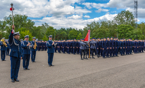 Orkiestra reprezentacyjna Policji, poczet sztandarowy i słuchacze CSP podczas uroczystości