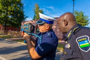 prezentacja działania wideorejstratora przez policjanta
