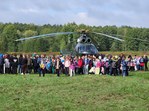 Policjanci i inne służby prezentują swój sprzęt