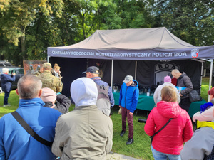 Policjanci i inne służby prezentują swój sprzęt