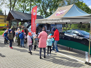 Policjanci i inne służby prezentują swój sprzęt