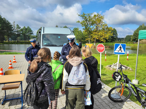 Policjanci i inne służby prezentują swój sprzęt