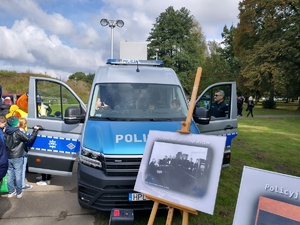 Policjanci i inne służby prezentują swój sprzęt