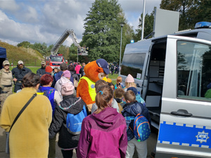 Policjanci i inne służby prezentują swój sprzęt