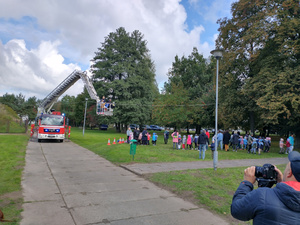 Policjanci i inne służby prezentują swój sprzęt