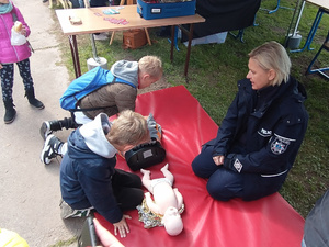 Policjanci i inne służby prezentują swój sprzęt