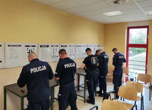 Policjanci podczas zajęć praktycznych