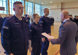 Policjanci podczas uroczystego zakończenia kursu