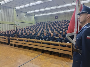 policjanci podczas uroczystości rozpoczęcia szkolenia zawodowego podstawowego