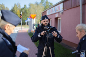 Policjanci podczas zajęć praktycznych na kursie