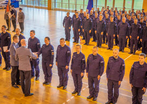 policjanci podczas zakończenia szkolenia podstawowego zawdodowego