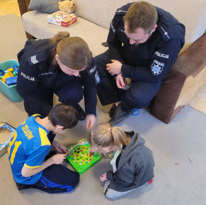 Policjanci w domu dziecka