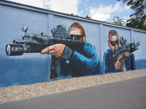 Prezentacja muralu na ogrodzeniu CSP