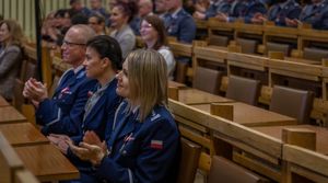 Policjanci otrzmuja gratulacje od Pani Komendant szkoly.