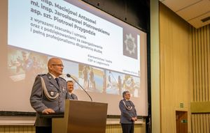 Policjanci otrzmuja gratulacje od Pani Komendant szkoly.