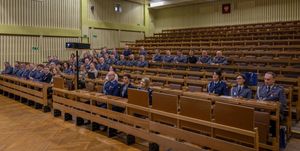 Policjanci otrzmuja gratulacje od Pani Komendant szkoly.