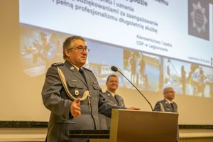 Policjanci otrzmuja gratulacje od Pani Komendant szkoly.