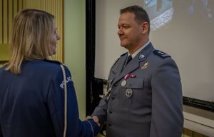 Policjanci otrzmuja gratulacje od Pani Komendant szkoly.