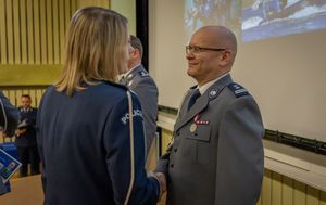 Policjanci otrzmuja gratulacje od Pani Komendant szkoly.