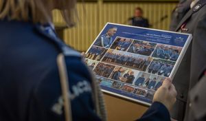 Policjanci otrzmuja gratulacje od Pani Komendant szkoly.
