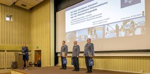 Policjanci otrzmuja gratulacje od Pani Komendant szkoly.
