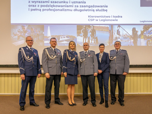 Policjanci otrzmuja gratulacje od Pani Komendant szkoly.