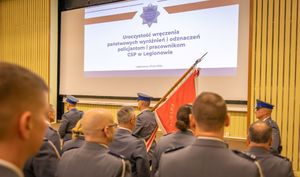Policjanci zostają odznaczeni przez Komendanta CSP.