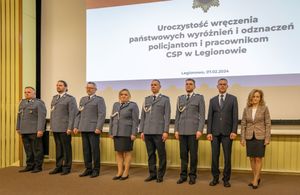 Policjanci zostają odznaczeni przez Komendanta CSP.