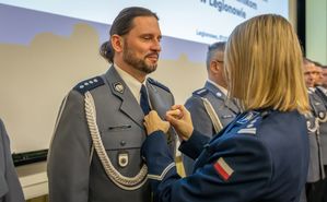 Policjanci zostają odznaczeni przez Komendanta CSP.