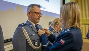 Policjanci zostają odznaczeni przez Komendanta CSP.