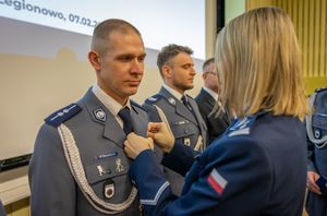 Policjanci zostają odznaczeni przez Komendanta CSP.