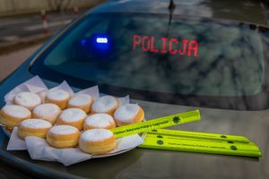 Policjanci w trakcie akcji profilaktycznej.