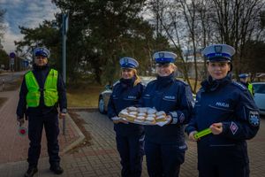 Policjanci w trakcie akcji profilaktycznej.