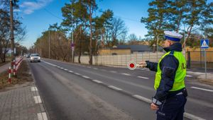 Policjanci w trakcie akcji profilaktycznej.