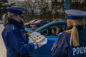 Policjanci w trakcie akcji profilaktycznej.