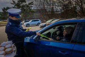 Policjanci w trakcie akcji profilaktycznej.