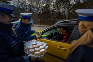 Policjanci w trakcie akcji profilaktycznej.