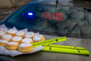 Pączki, a w tle napis policja.