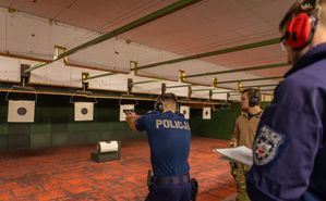 Policjanci w trakcie zajęć na strzelnicy.