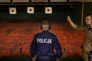 Policjanci w trakcie zajęć na strzelnicy.