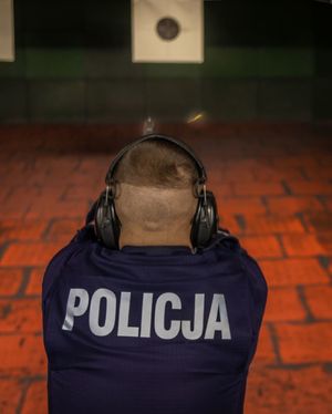 Policjanci w trakcie zajęć na strzelnicy.